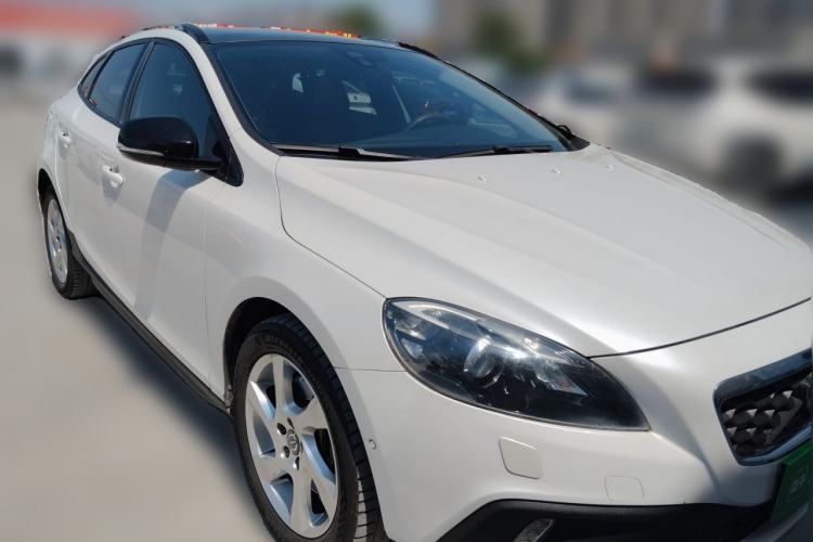 Used Volvo V40 2015 Cross Country T5 AWD Smart Luxury Edition Front Right 45 Deg