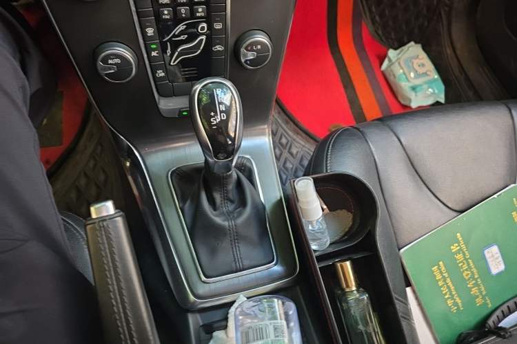 Used Volvo V40 2015 1.6T Zhiyi Edition Gear Lever