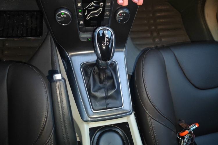Used Volvo V40 2015 1.6T Zhiyi Edition Gear Lever