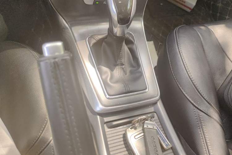 Used Volvo V40 2015 1.6T Zhiya Edition Gear Lever