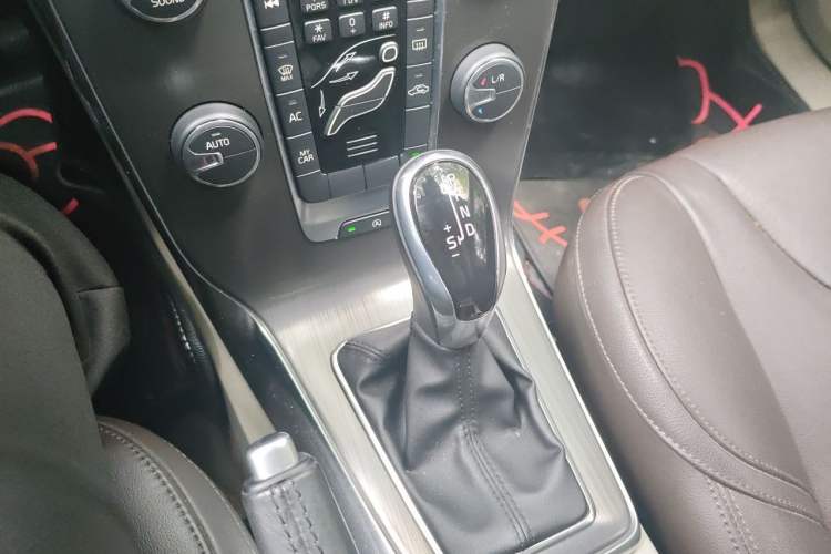 Used Volvo V40 2015 1.6T Zhiyi Edition Gear Lever
