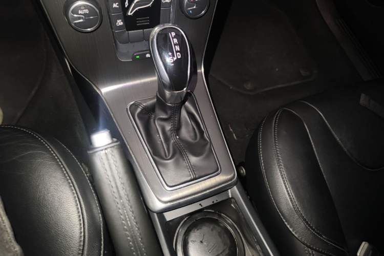 Used Volvo V40 2015 1.6T Zhiyi Edition Gear Lever