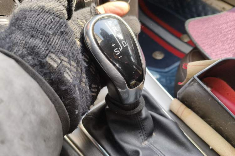Used Volvo V40 2015 1.6T Zhiyi Edition Gear Lever