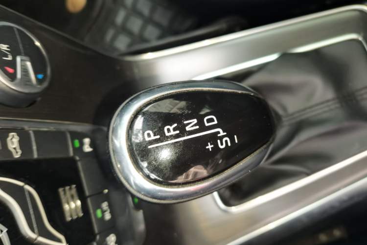 Used Volvo V40 2015 1.6T Zhiya Edition Gear Lever