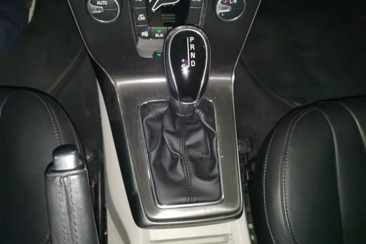 Used Volvo V40 2015 1.6T Zhiya Edition Gear Lever