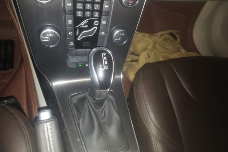 Used Volvo V40 2015 1.6T Zhiyi Edition Gear Lever