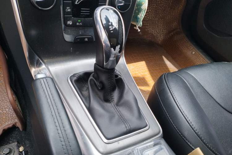 Used Volvo V40 2015 1.6T Zhiya Edition Gear Lever