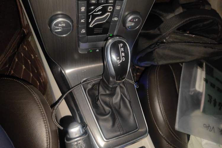Used Volvo V40 2015 1.6T Zhiyi Edition Gear Lever