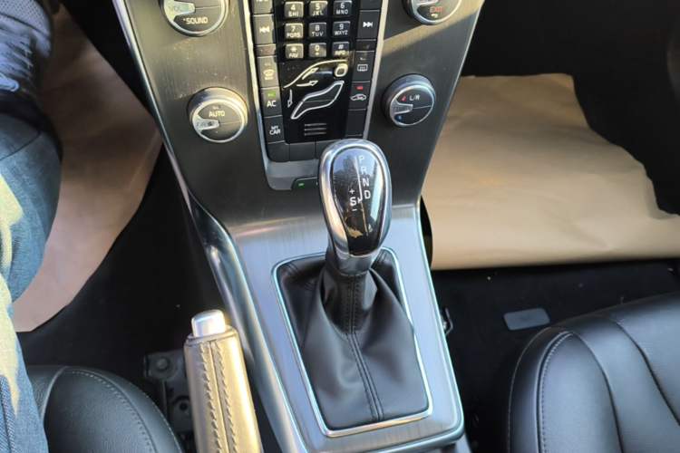 Used Volvo V40 2015 1.6T Zhiyi Edition Gear Lever