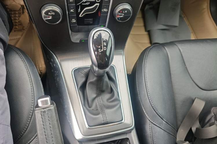 Used Volvo V40 2015 1.6T Zhiyi Edition Gear Lever