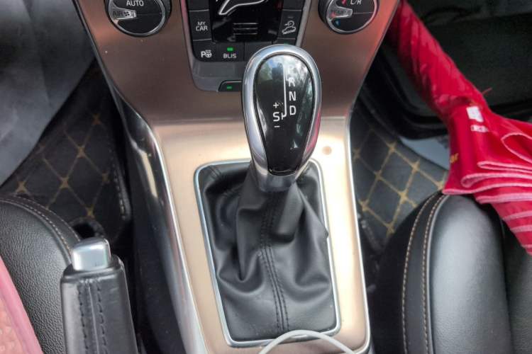 Used Volvo V40 2015 Cross Country T5 AWD Smart Luxury Edition Gear Lever