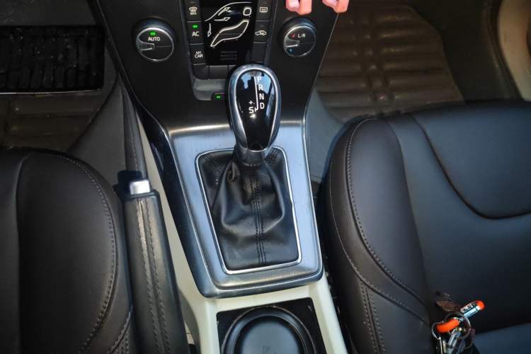 Used Volvo V40 2015 1.6T Zhiyi Edition Gear Lever