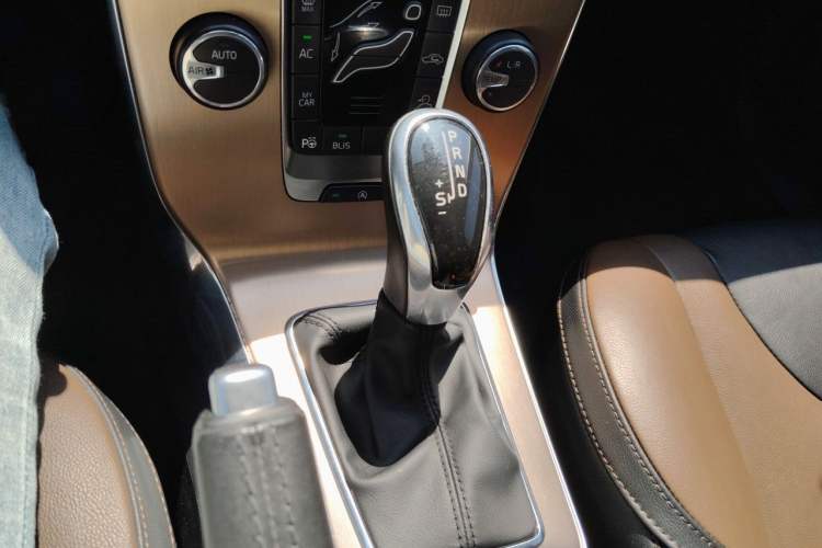 Used Volvo V40 2015 Cross Country T5 AWD Smart Luxury Edition Gear Lever