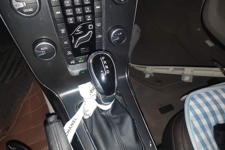 Used Volvo V40 2015 1.6T Zhiya Edition Gear Lever