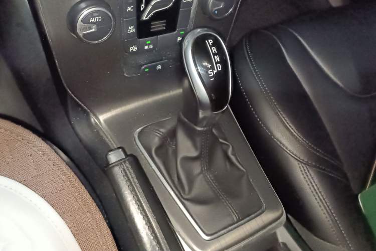 Used Volvo V40 2015 1.6T Zhiya Edition Gear Lever