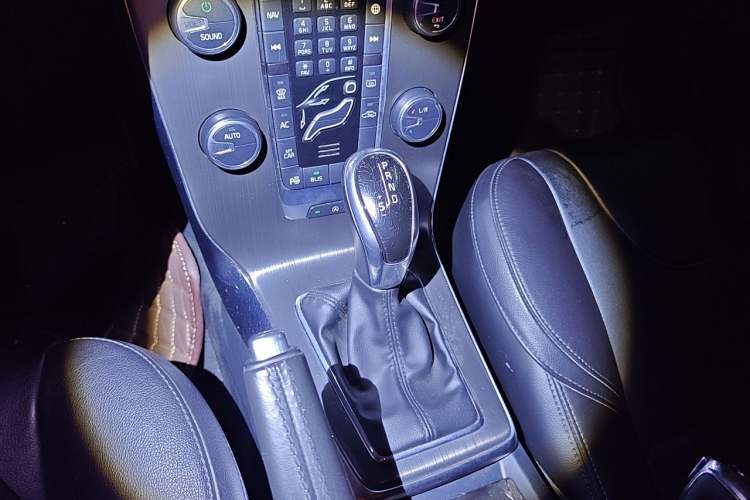 Used Volvo V40 2015 1.6T Zhiya Edition Gear Lever