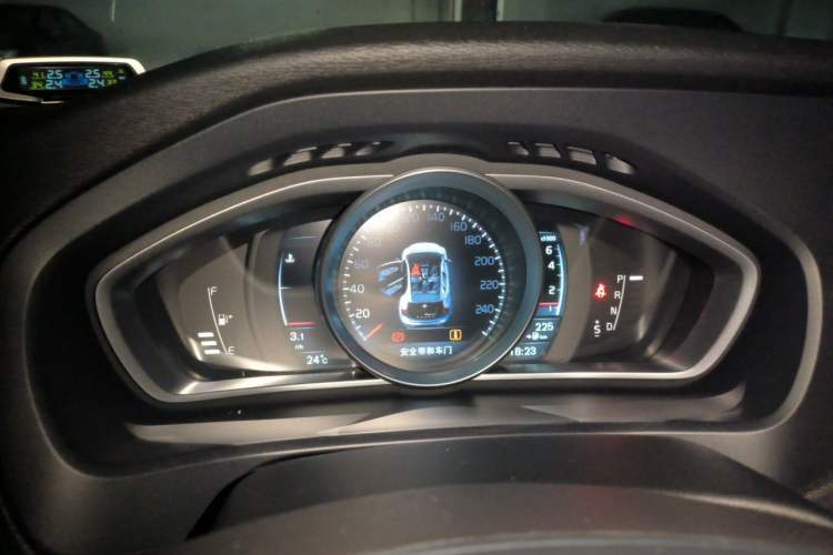 Used Volvo V40 2015 1.6T Zhiya Edition Instrument Cluster