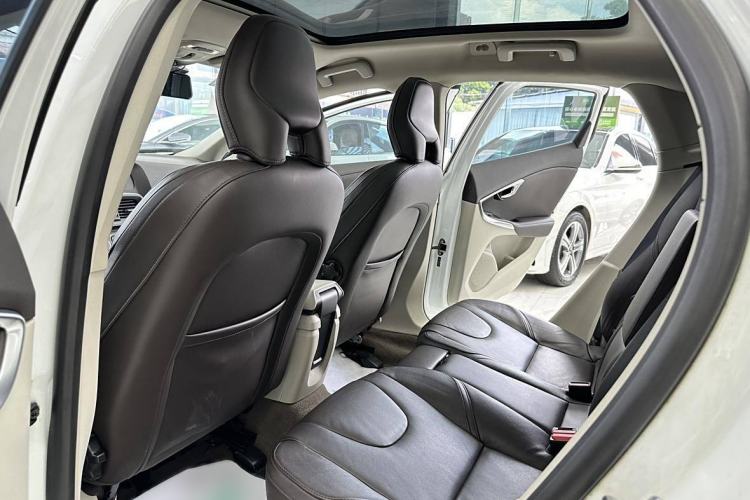 Used Volvo V40 2015 1.6T Zhiyi Edition Interior 1