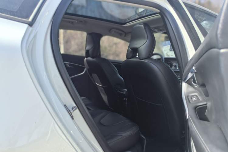 Used Volvo V40 2015 1.6T Zhiyi Edition Interior 1