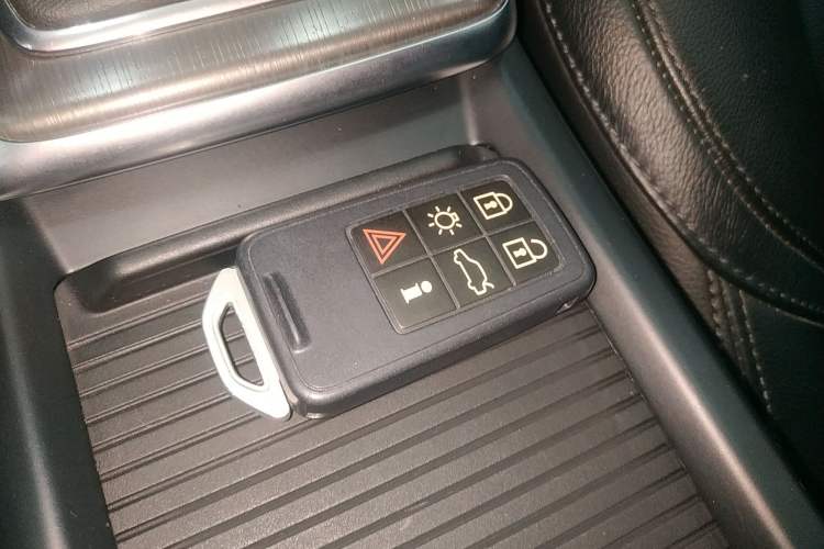Used Volvo V40 2015 1.6T Zhiya Edition Interior 1