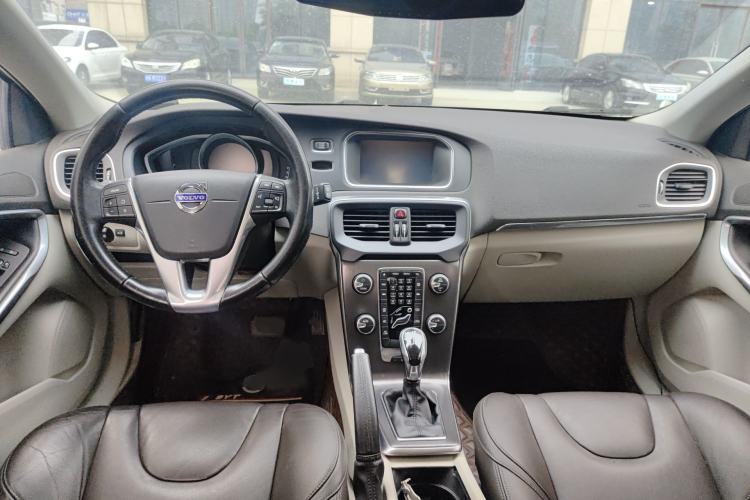 Used Volvo V40 2015 1.6T Zhiyi Edition Interior 2