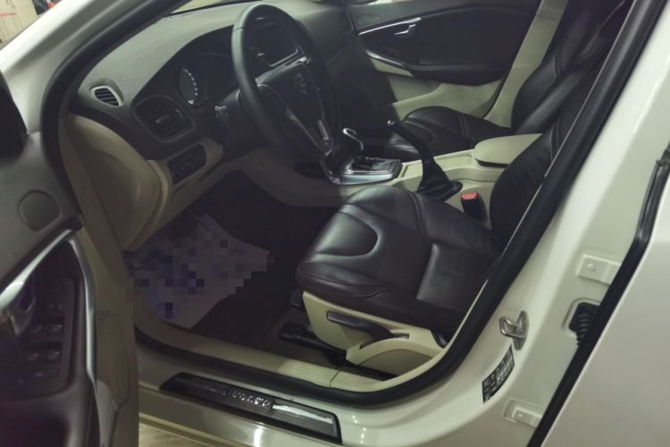 Used Volvo V40 2015 1.6T Zhiyi Edition Interior 2
