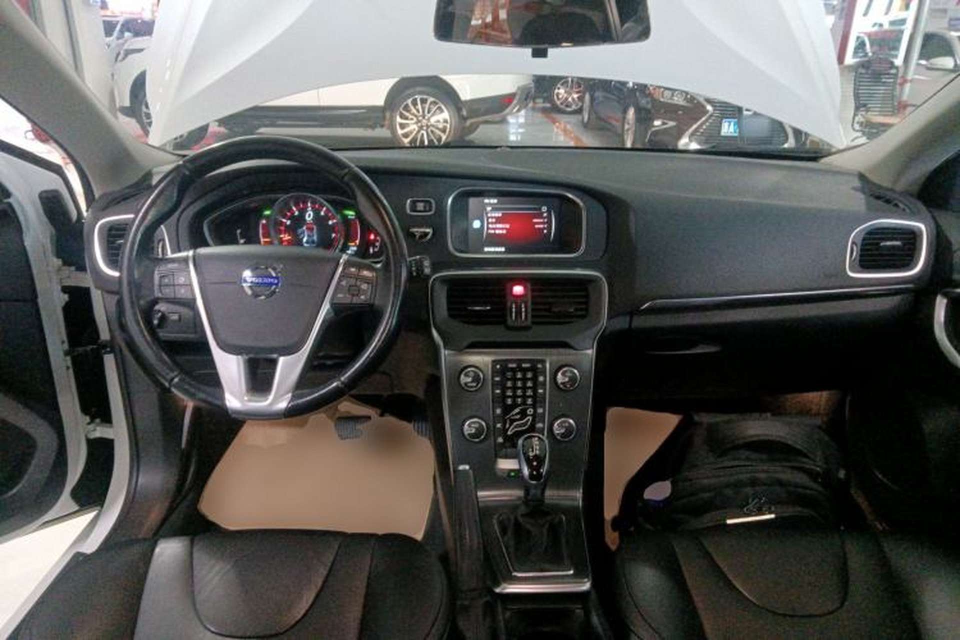 Used Volvo V40 2015 1.6T Zhiyi Edition Interior 2