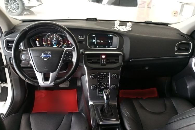 Used Volvo V40 2015 1.6T Zhiya Edition Interior 2