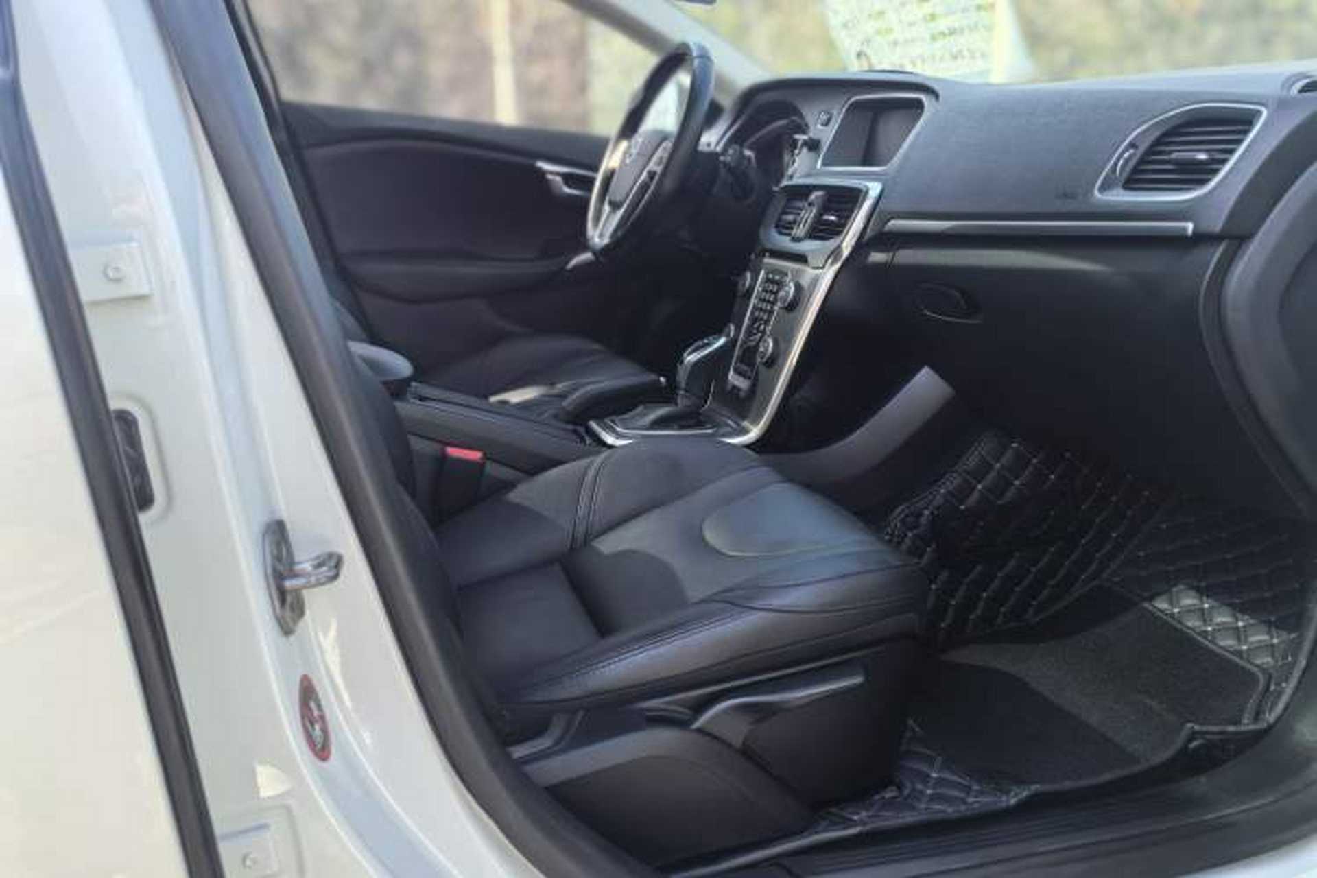Used Volvo V40 2015 1.6T Zhiyi Edition Interior 2