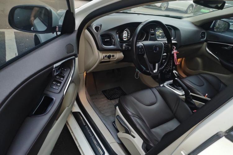 Used Volvo V40 2015 1.6T Zhiyi Edition Interior 3