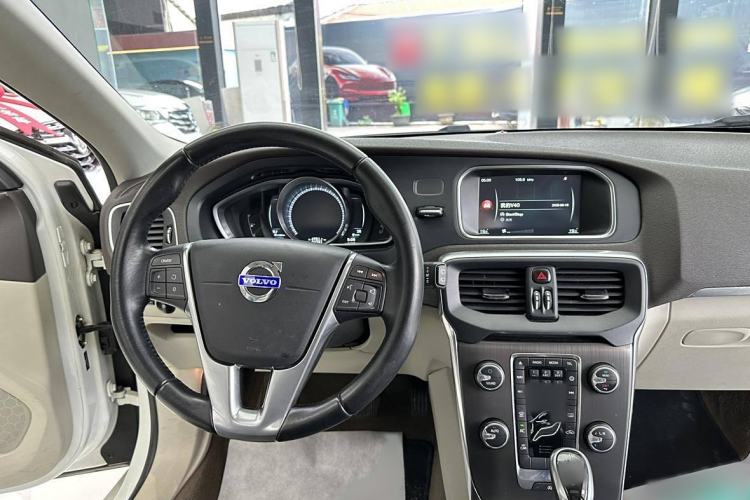 Used Volvo V40 2015 1.6T Zhiyi Edition Interior 3