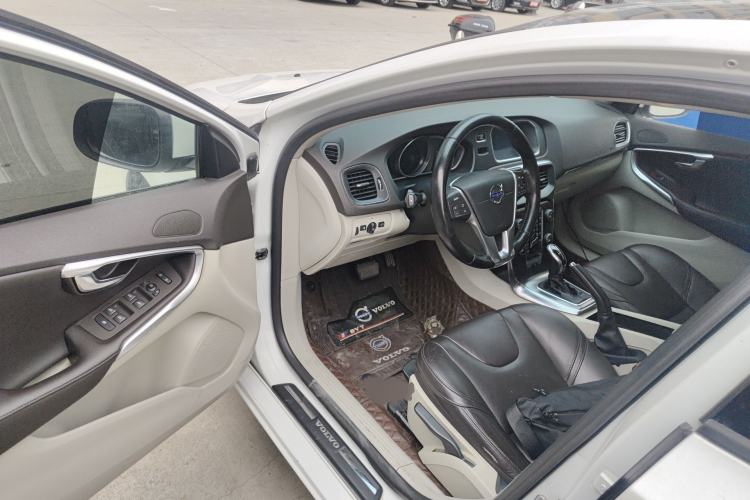 Used Volvo V40 2015 1.6T Zhiyi Edition Interior 3
