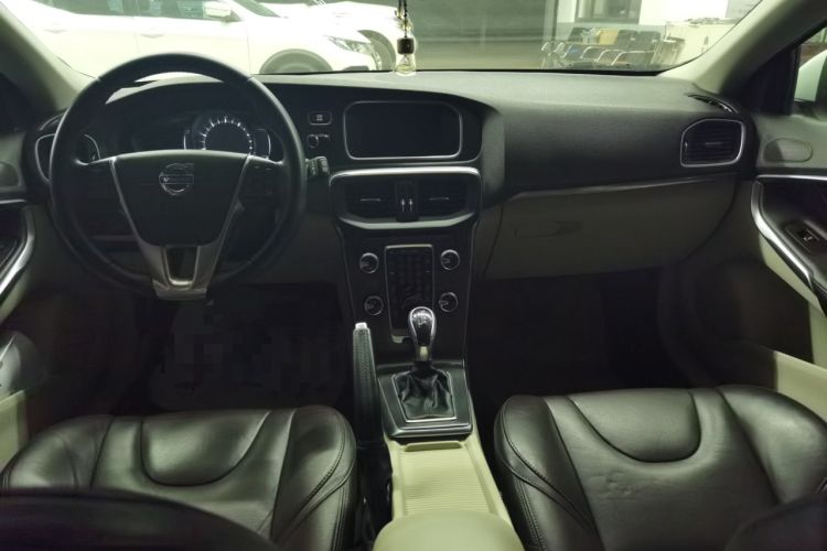 Used Volvo V40 2015 1.6T Zhiyi Edition Interior 3