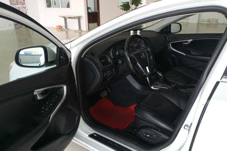 Used Volvo V40 2015 1.6T Zhiya Edition Interior 3
