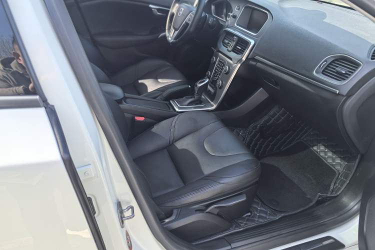 Used Volvo V40 2015 1.6T Zhiyi Edition Interior 3