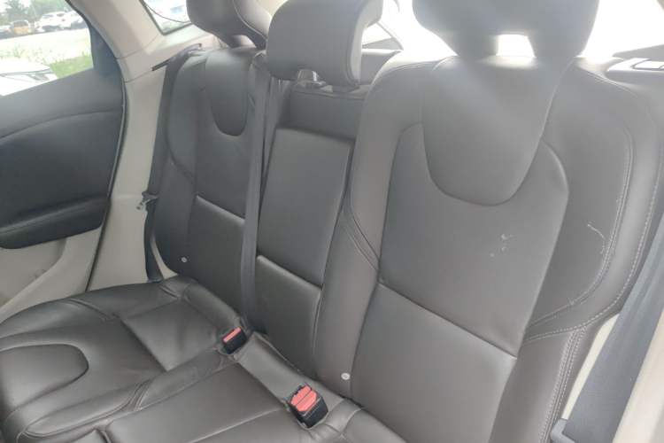 Used Volvo V40 2015 1.6T Zhiyi Edition Interior 4