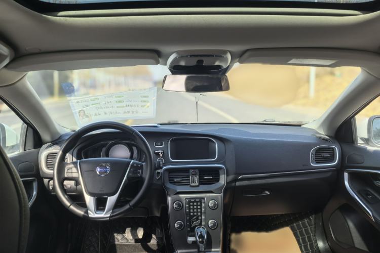 Used Volvo V40 2015 1.6T Zhiyi Edition Interior 4