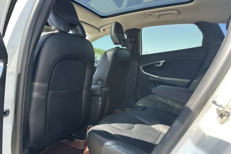 Used Volvo V40 2015 1.6T Zhiya Edition Interior 4