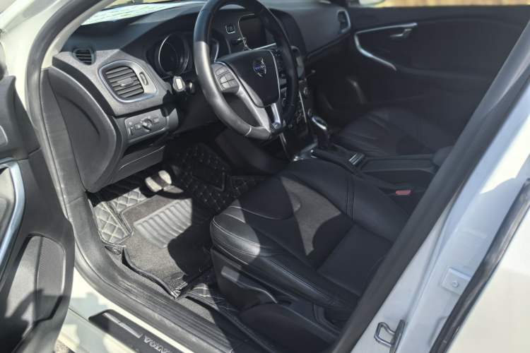 Used Volvo V40 2015 1.6T Zhiyi Edition Interior 8