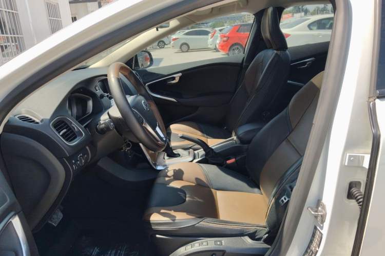 Used Volvo V40 2015 Cross Country T5 AWD Smart Luxury Edition Left Front Seat