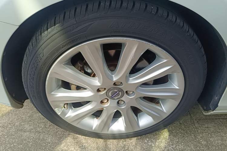 Used Volvo V40 2015 1.6T Zhiyi Edition Left Front Wheel Hub