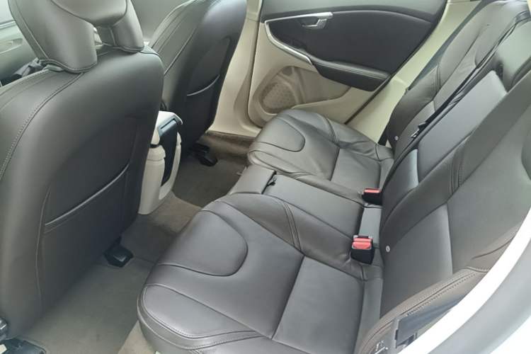 Used Volvo V40 2015 1.6T Zhiyi Edition Left Rear Seat