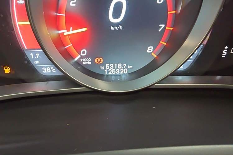 Used Volvo V40 2015 1.6T Zhiyi Edition Odometer Close Up