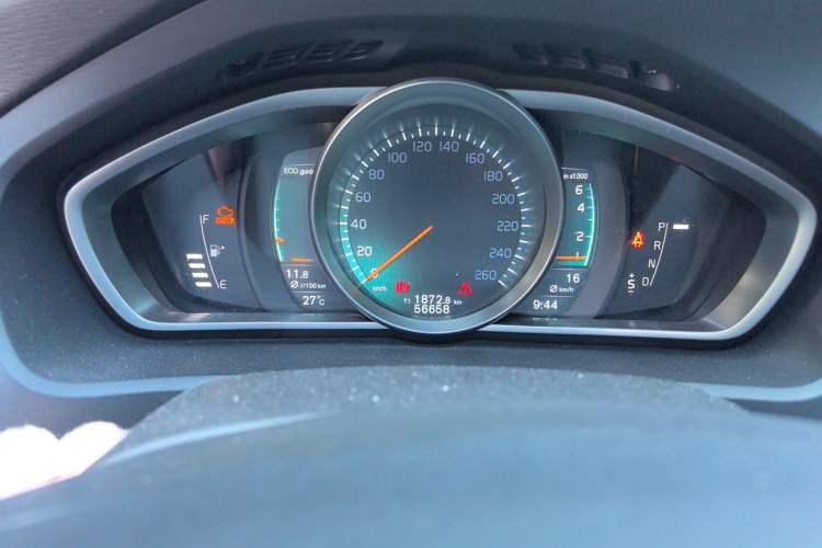 Used Volvo V40 2015 1.6T Zhiya Edition Odometer Close Up