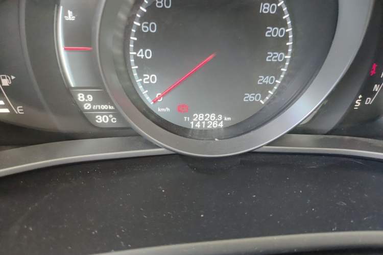 Used Volvo V40 2015 1.6T Zhiya Edition Odometer Close Up