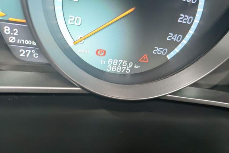Used Volvo V40 2015 1.6T Zhiyi Edition Odometer Close Up