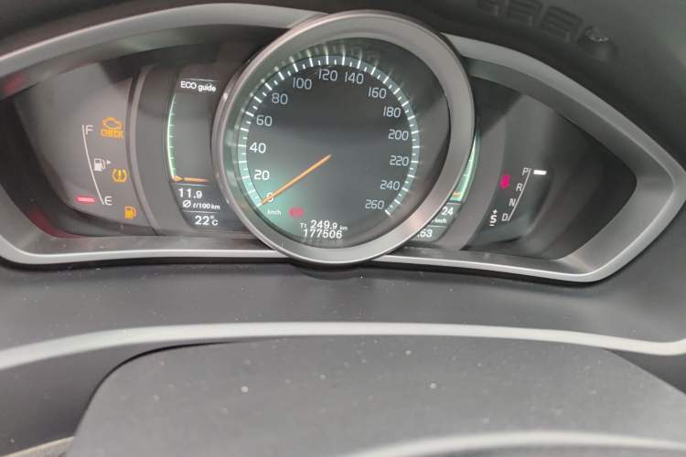 Used Volvo V40 2015 1.6T Zhiyi Edition Odometer Close Up