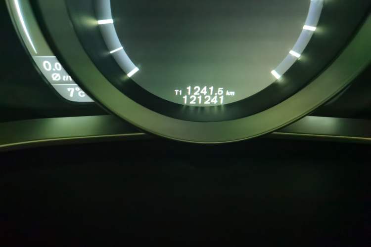 Used Volvo V40 2015 1.6T Zhiyi Edition Odometer Close Up