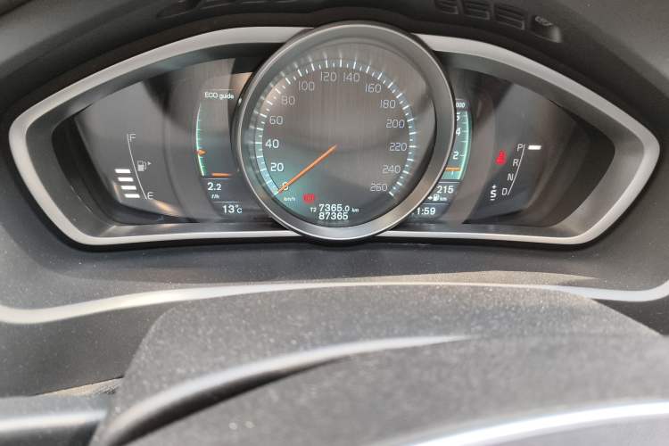 Used Volvo V40 2015 1.6T Zhiyi Edition Odometer Close Up