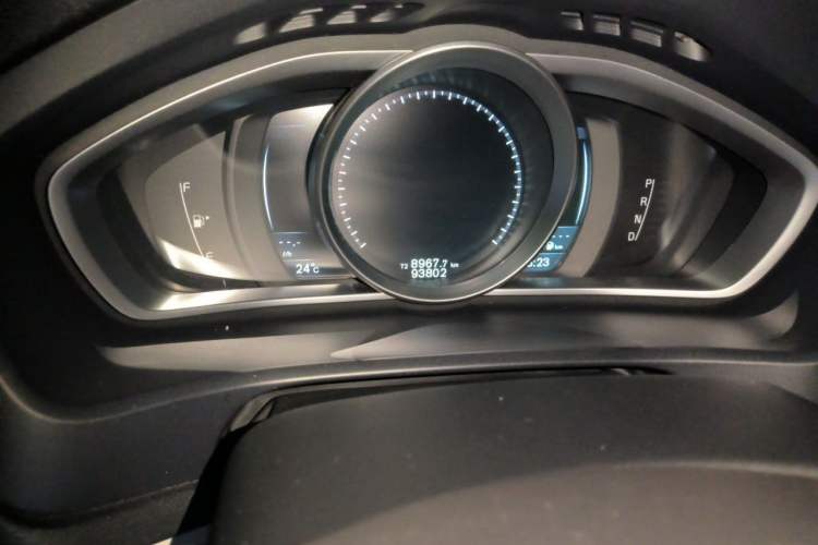 Used Volvo V40 2015 1.6T Zhiya Edition Odometer Close Up